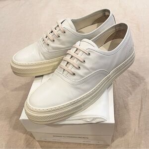 $490 Common Projects Tournament Four Hole, Off White Size 40